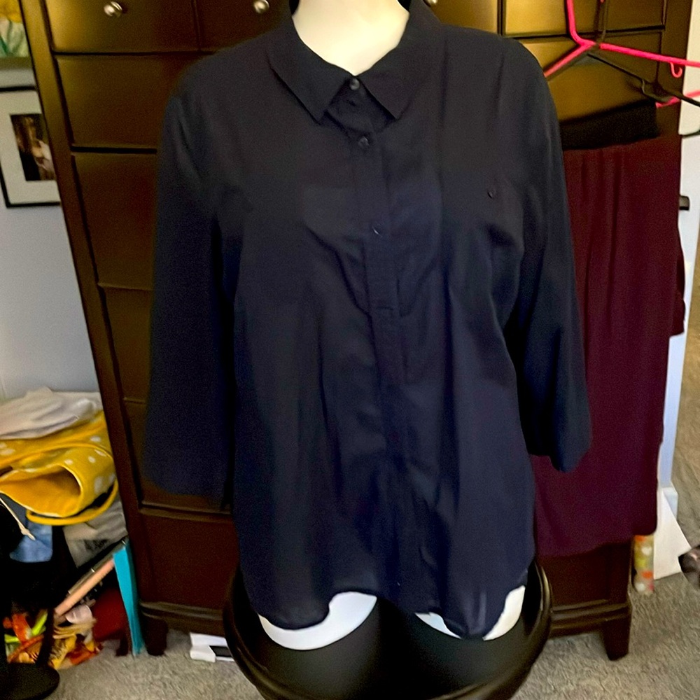 Dark navy blue button down blouse. 3/4 sleeves.
